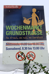 Informationsschild für den Wochenmarkt Grundstraße in Hamburg Eimsbüttel; dieser Markt findet jeweils Sonnabends statt.