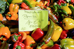 Gemüsestand mit Marschländer Paprika auf dem Wochenmarkt am Alsterdorfer Marktplatz.