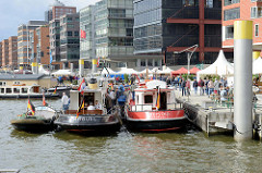 Historische Boote im Traditionsschiffhafen / Sandtorhafen beim Elbfest in der Hamburger  Hafencity.