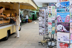 Marktstände auf dem Wochenmarkt an der Borsteler Chaussee im Hamburger Stadtteil Groß Borstel.