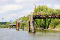 Alte Anleger am Ufer des Moorfleeter Kanals in Hamburg Billbrook.