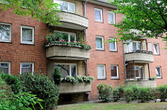 Wohnhäuser / Wohnblocks im typischen Baustil  um 1960, abgerundete Balkons mit gelben Fliesen verkleidet; Bilder aus im Hamburger Stadtteil Gross Borstel.