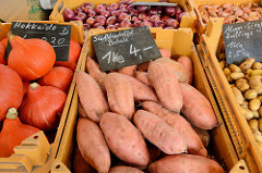 Marktstand mit Süßkartoffeln / Batate und Kürbissen auf dem Wochenmarkt Straßburger Platz in der Dulsberg.