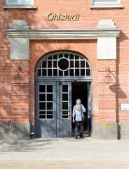 Eingang mit Schriftzug - Bahnhofsgebäude, Haltestelle Hamburg Ohlstedt - errichtet 1925, Architekt  Eugen Göbel.