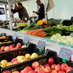 Marktstand mit Obst und Gemüse auf dem Wochenmarkt an der Borsteler Chaussee im Hamburger Stadtteil Groß Borstel.