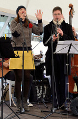 Elbfest in der Hamburger Hafencity am Traditionsschiffhafen / Sandtorhafen; Oublie Loulou tritt mit französischen Chansons auf.