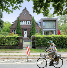 Einzelhaus mit Satteldach - Klinkerfassade, moderner kubischer Anbau im Brunskrogweg im Hamburger Stadtteil Wohldorf-Ohlstedt.