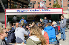 Verpflegung  auf dem Hamburger Elbfest in der Hafencity - Imbissstand mit Husumer Krabbenbrötchen.