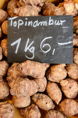 Marktstand auf dem Wochenmarkt Straßburger Platz in Hamburg Dulsberg, Topinambur im Angebot.