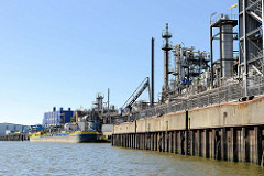 Kaianlage und Industrieanlage am Grenzkanal / Steinwerder Hafen in Hamburg Steinwerder - ein Binnenschiff / Tankschiff liegt an einem Löschplatz.