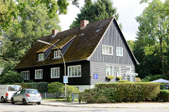 Doppelhaus  der denkmalgeschützten Norwegersiedlung an der Sthamerstraße im Hamburger Stadtteil Wohldorf-Ohlstedt; die Gebäude wurden in Blockhausbauweise aus norwegischen Montageteilen 1943/44 als Behelfsheime für hohe NSDAP-Funktionäre errichtet.