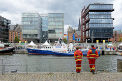 Blick über den Sandtorhafen zum Traditionsschiffhafen in der Hamburger Hafencity; das Elbfest  mit den historischen Traditionsschiffen findet im September statt. Hinter den modernen Neubauten sind die denkmalgeschützten Lagergebäude der Speicherstadt
