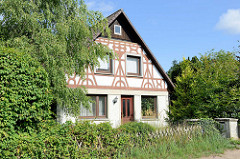 Wohnhaus mit appliziertem Fachwerk im Heimatstil - Einzelhaus im Hamburger Stadtteil Wohldorf-Ohlstedt.