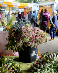 Marktstände auf dem Wochenmarkt von Hamburg Ohlstedt - Brunskrogweg.