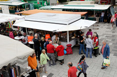 Blick auf den Wochenmarkt am Marktplatz von Hamburg Langenhorn.