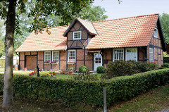 Historisches Stallgebäude, Fachwerkhaus in der Herrenhausallee in Hamburg Wohldorf-Ohlstedt; erbaut um 1835.