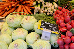 Wochenmarkt auf dem Marktplatz von Hamburg Langenhorn,  Marktstand mit Gemüse.