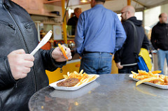 Imbiss auf dem Wochenmarkt am Dakarweg in Hamburg Winterhude; Schale mit Frikadellen und Pommes Frites.