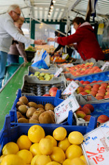 Marktstand mit frischem Obst auf dem Wochenmarkt Strassburger Platz in Hamburg Dulsberg.