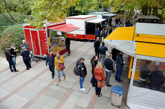Blick auf den Wochenmarkt in der City Nord / Dakarweg in Hamburg Winterhude - Imbissstände zur Mittagszeit.