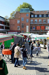 Markttreiben / Marktstände  auf dem Alsterdorfer Marktplatz im Hamburger Stadtteil Alsterdorf.