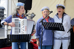 "Die Klabauter vom Pusdorper Leuchtturm" lädt zum Mitsingen von Shanties beim  Elbefest am Traditionsschiffhafen in der Hamburger Hafencity ein.