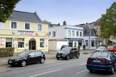 Wohnhäuser / Geschäftshäuser an der viel befahrenen Borsteler Chaussee im Hamburger Stadtteil Groß Borstel.