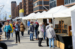 Marktstände auf dem Elbfest am Traditionsschiffhafen / Magellan Terrassen  in der Hamburger Hafencity.