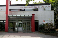 Eingang der Geschwister Scholl Schule in Hamburg Lurup, errichtet 1971 - Architekten Johannes Broek und  Jacob Berend. Die moderne Architektur ist ein Kulturdenkmal der Stadtteils und steht unter Denkmalschutz.