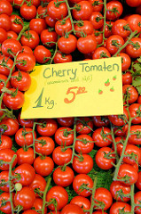 Cherry Tomaten liegen ausgebreitet an einem Gemüsestand  auf dem Wochenmarkt Tibarg im Hamburger Stadtteil Niendorf.