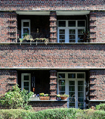 Balkons der Siedlung Alsterdorfer Straße / Bodelschwinghstraße in Hamburg Alsterdorf; errichtet 1928 - Architekt Richard Wagner. Die Wohnhäuser stehen unter Denkmalschutz.