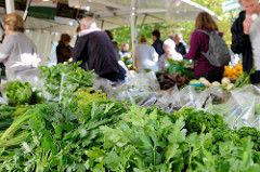 Marktstand mit frischem Gemüse auf dem Wochenmarkt Tibarg im Hamburger Stadtteil Niendorf; im  Vordergrund krause und glatte Petersilie.