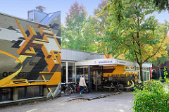 Bücherhalle im Hamburger Stadtteil Bramfeld, die Fassade ist mit einem bunten Wandbild / Graffiti versehen.