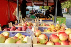 Obststand auf dem Wochenmarkt Hamburg Bramfeld, Holzkisten mit frisch geernteten Äpfeln.