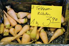 Gemüsestand mit Teltower Rübchen  auf dem Wochenmarkt in der Möllner Landstraße in Hamburg Billstedt.