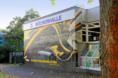 Bücherhalle im Hamburger Stadtteil Bramfeld, die Fassade ist mit einem bunten Wandbild / Graffiti versehen.