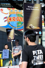 6159Tierschützer protestieren mit  Mahnwachen gegen die Dressur und Manegenauftritt von Wildtieren beim Hamburger Gastspiel vom Circus Krone.