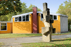 Betonskulptur beim Haus der Jugend in Hamburg Bramfeld. Bildhauer Karl August Ohrt - Tanzende Steine, 1968.