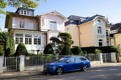 Wohnhäuser / Stadtvillen im Baustil des Historismus in der Schoenaich-Carolath-Straße im Hamburger Stadtteil Groß Flottbek.