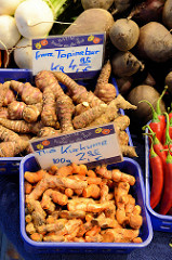 Gemüsestand mit frischem Topinambur und Kurkuma auf dem Wochenmarkt in der Fussgängerzone der Möllner Landstraße im Hamburger Stadtteil Billstedt.