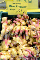 Marktstand mit frischem Obst und Gemüse, deutscher Bio-Ingwer  auf dem Wochenmarkt im Hamburger Stadtteil Hamm.