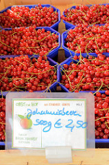 Obststand auf dem Wochenmarkt Hamburg Bramfeld,  Schalen mit roten Johannisbeeren.