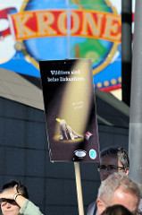 Tierschützer protestieren mit  Mahnwachen gegen die Dressur und Manegenauftritt von Wildtieren beim Hamburger Gastspiel vom Circus Krone -  Schild Wildtiere sind keine Zirkustiere - wie lustig ist Leid?