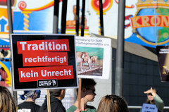 Tierschützer protestieren mit  Mahnwachen gegen die Dressur und Manegenauftritt von Wildtieren beim Hamburger Gastspiel vom Circus Krone - Schild Tradition rechtfertigt kein Unrecht.