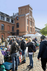 Kultur Flohmarkt auf dem Hof vom Museum der Arbeit in Hamburg Barmbek Nord - ehemaliges Fabrikgelände der New-York Hamburger Gummi-Waaren Compagnie.