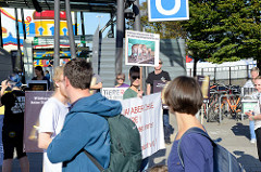 Tierschützer protestieren mit  Mahnwachen gegen die Dressur und Manegenauftritt von Wildtieren beim Hamburger Gastspiel vom Circus Krone.