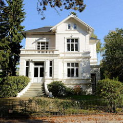 Wohnhaus / Stadtvilla im Baustil des Historismus in der Schoenaich-Carolath-Straße im Hamburger Stadtteil Groß Flottbek.