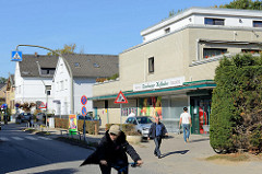 Moderne und historische Architektur in der Georg Bonne  Straße im Hamburger Stadtteil Nienstedten.