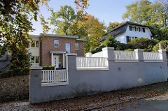 Modernes Einfamilienhaus in der Hölderlinstraße von Hamburg Groß Flottbek, im Hintergrund rechts das denkmalgeschützte Landhaus Kettler im Papenkamp.