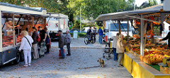 Marktstände auf dem Wochenmarkt Quedlinburger Weg im Hamburger Stadtteil Niendorf.